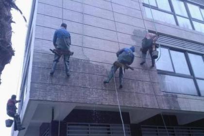 重慶蜘蛛人清洗外墻,資質(zhì)證書(shū)齊全,歡迎來(lái)電咨詢